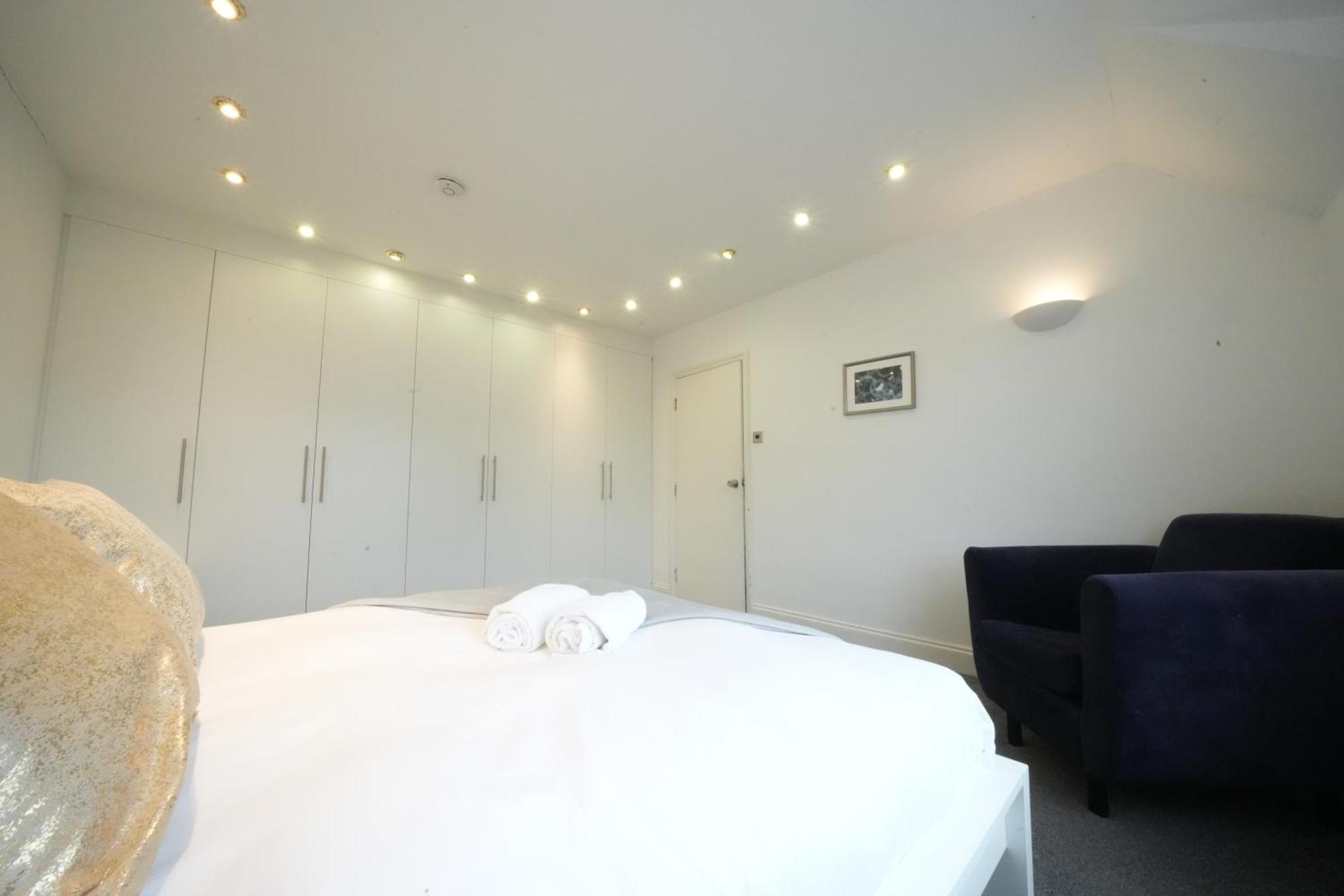 Airport Comfy Stay Harmondsworth Exterior foto